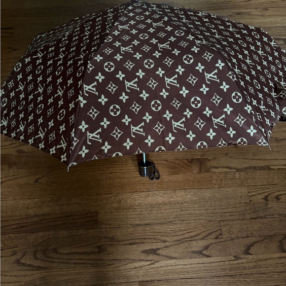 Louis Vuitton-like mini folding Brown Patterned Umbrella - Picture 4 of 5